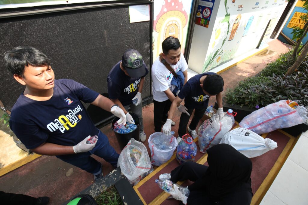 AXA Mandiri Bersama Pemprov DKI Jakarta Tingkatkan Kesadaran Pengelolaan Sampah melalui Donasi Komposter dan Pentingnya Literasi Keuangan