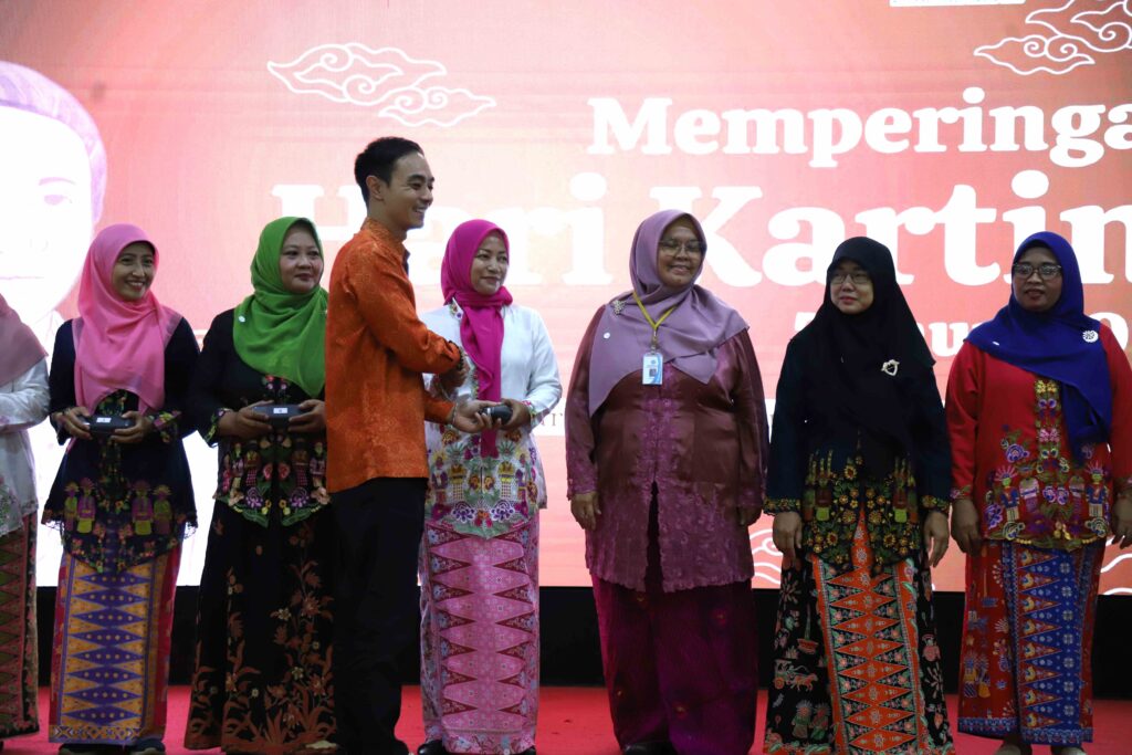Peringati Hari Kartini, Optik Melawai Donasikan 1.000 pasang Kacamata untuk Perempuan