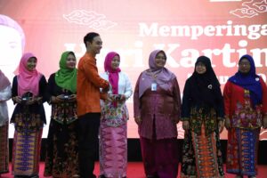 Peringati Hari Kartini, Optik Melawai Donasikan 1.000 pasang Kacamata untuk Perempuan