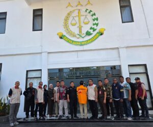 OJK Serahkan Tersangka Pembobol BPR SAWA kepada Kejari Sidoarjo
