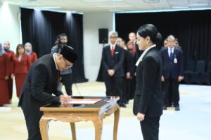 Ketua DK OJK Melantik Deputi Komisioner Pengaturan dan Pengawasan Bursa Mineral dan Komoditas Strategis