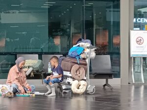 Penumpang Masih Menunggu Kepastian Keberangkatan di Bandara Soetta