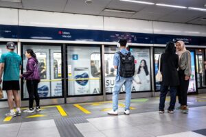 AXA Mandiri Beri Pelindungan Kecelakaan Hingga Rp100 Juta untuk Pengguna MRT yang Beli Tiket Langganan