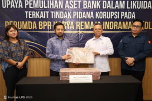 Kejari Indramayu Serahkan Uang Hasil Sita Lelang Perkara Korupsi BPR KRI kepada LPS
