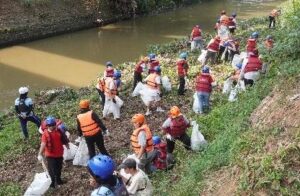 Prudential Indonesia Perkuat Komitmen Lingkungan Lewat Aksi Bersih Sungai Ciliwung