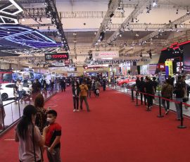 Pengunjung mendatangi pameran mobil di GIIAS. | Foto: Media Asuransi/Areif Wahyudi