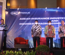 Direktur utama Nasional Re, Achmad Sudiyar Dalimunthe (dari kiri) memperkenalkan jajaran direksi Nasional Re, Direktur Keuangan dan SDM Nasional Re, Sunarso, Direktur Operasi Nasional Re, Erlan Risdiyanto dan Direktur Teknik Nasional Re, Fitris Dinawaran, pada acara CEO Gathering, di Jakarta, Senin, 6 Desember 2021.