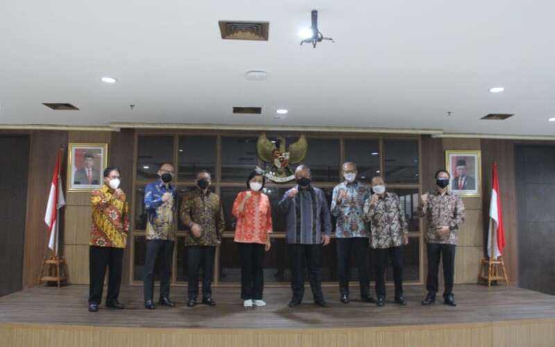 Panitia Seleksi Pemilihan Calon Anggota Dewan Komisioner Otoritas Jasa Keuangan Periode 2022–2027 berfoto bersama usai memberikan ketrerangan pers, di Jakarta, Jumat, 31 Desember 2021.