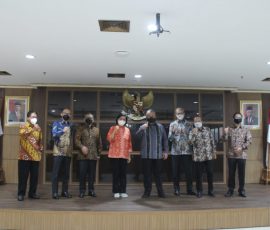 Panitia Seleksi Pemilihan Calon Anggota Dewan Komisioner Otoritas Jasa Keuangan Periode 2022–2027 berfoto bersama usai memberikan ketrerangan pers, di Jakarta, Jumat, 31 Desember 2021.