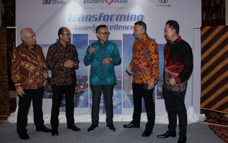 (kiri ke kanan) Direktur Keuangan dan SDM Asuransi ASEI, David SY, Direktur Teknik Asuransi ASEI, Marah Kerma, Direktur Utama Reasuransi Indonesia Utama/Pemegang Saham Asuransi ASEI, Benny Waworuntu, Direktur Utama Asuransi ASEI, Arie Surya Nugraha, dan Direktur Pemasaran Asuransi ASEI, Robert Tampubolon berbincang di sela acara Business Gathering Asuransi ASEI, Rabu, 26 Januari 2022, di Jakarta.
