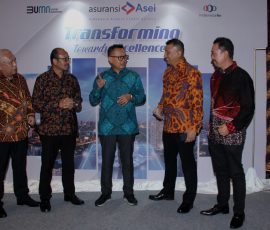 (kiri ke kanan) Direktur Keuangan dan SDM Asuransi ASEI, David SY, Direktur Teknik Asuransi ASEI, Marah Kerma, Direktur Utama Reasuransi Indonesia Utama/Pemegang Saham Asuransi ASEI, Benny Waworuntu, Direktur Utama Asuransi ASEI, Arie Surya Nugraha, dan Direktur Pemasaran Asuransi ASEI, Robert Tampubolon berbincang di sela acara Business Gathering Asuransi ASEI, Rabu, 26 Januari 2022, di Jakarta.