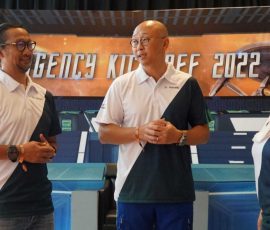 Ki-ka, Karjadi Pranoto, Direktur dan Chief EB & Syariah Distribution Manulife Indonesia, Kevin Kwon, Direktur & General Manager Agency Manulife Indonesia, Novita Rumngangun, Direktur & Chief Marketing Officer Manulife Indonesia berbincang disela acara 'Agency Kick Off 2022', awal Januari 2022 di Jakarta.