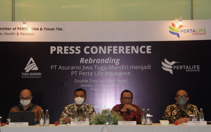 Dari kiri, Corporate Governance PertaLife Ivan Harahap, Direktur PertaLife Yusran Buztamar, Direktur Utama PertaLife Hanindio W Hadi, dan Direktur PertaLife Haris Anwar, saat memberikan keterangan pers mengenai perubahan nama PT Asuransi Jiwa Tugu Mandiri (AJTM) menjadi PT Perta Life Insurance, di Jakarta, Senin, 17 Januari 2022.