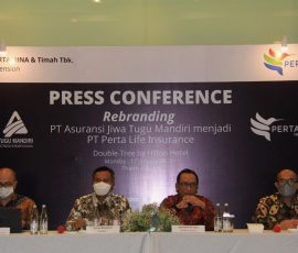 Dari kiri, Corporate Governance PertaLife Ivan Harahap, Direktur PertaLife Yusran Buztamar, Direktur Utama PertaLife Hanindio W Hadi, dan Direktur PertaLife Haris Anwar, saat memberikan keterangan pers mengenai perubahan nama PT Asuransi Jiwa Tugu Mandiri (AJTM) menjadi PT Perta Life Insurance, di Jakarta, Senin, 17 Januari 2022.