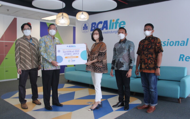 (kiri ke kanan) Head of IT Technical & Services BCA Life Aryadi Setiawan, Direktur & COO BCA Life Yannes Chandra, Presiden Direktur CBQA Global Indonesia Yessiva, Direktur CBQA Global Indonesia Anwar Siregar, dan President Director PT Siggap Teknologi Internasional Purwadi, foto bersama usai penyerahan sertifikat ISO 27001:2013, di Jakarta, Jum'at, 4 Februari 2022.