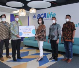 (kiri ke kanan) Head of IT Technical & Services BCA Life Aryadi Setiawan, Direktur & COO BCA Life Yannes Chandra, Presiden Direktur CBQA Global Indonesia Yessiva, Direktur CBQA Global Indonesia Anwar Siregar, dan President Director PT Siggap Teknologi Internasional Purwadi, foto bersama usai penyerahan sertifikat ISO 27001:2013, di Jakarta, Jum'at, 4 Februari 2022.