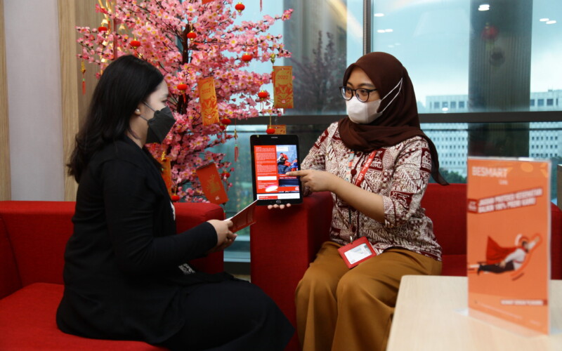 Customer service Generali sedang memberi penjelasan kepada nasabah mengenai produk terbaru, BeSMART.