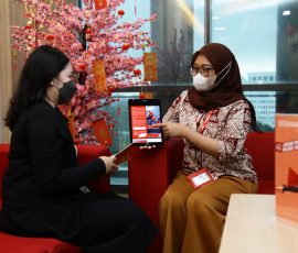Customer service Generali sedang memberi penjelasan kepada nasabah mengenai produk terbaru, BeSMART.