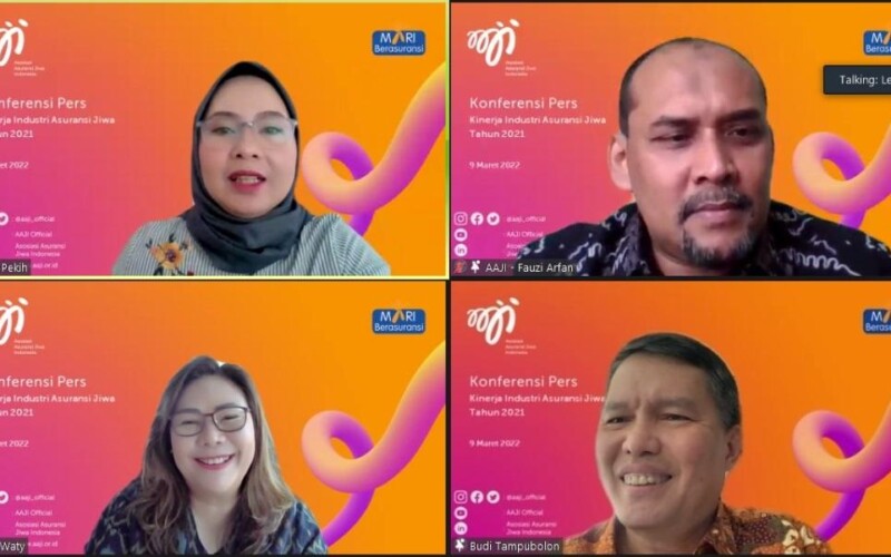 Pengurus Asosiasi Asuransi Jiwa Indonesia (AAJI) (dari kanan atas) Ketua Bidang Aktuaria dan Manajemen Risiko AAJI Fauzi Arfan, Ketua Bidang Kanal Distribusi AAJI Elin Waty, dan Ketua Dewan Pengurus AAJI Budi Tampubolon hadir secara virtual pada acara paparan kinerja AAJI 2021, Rabu, 9 Maret 2022.