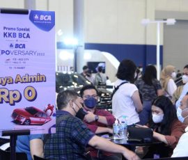 Petugas Bank BCA sedang melayani nasabah. | Foto: Arief Wahyudi