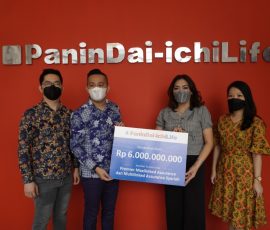 Business Development Director PT Panin Dai-ichi Life, Andika (kedua kiri), didampingi President Agency Manager, Siswanto (kiri), dan Senior Agency Manager, Vivi Kosasih (kanan), membayarkan klaim tutup usia kepada ahli waris nasabah dengan total nilai pertanggungan Rp6 miliar di Medan, Sumatera Utara, Jumat, 11 Maret 2022.