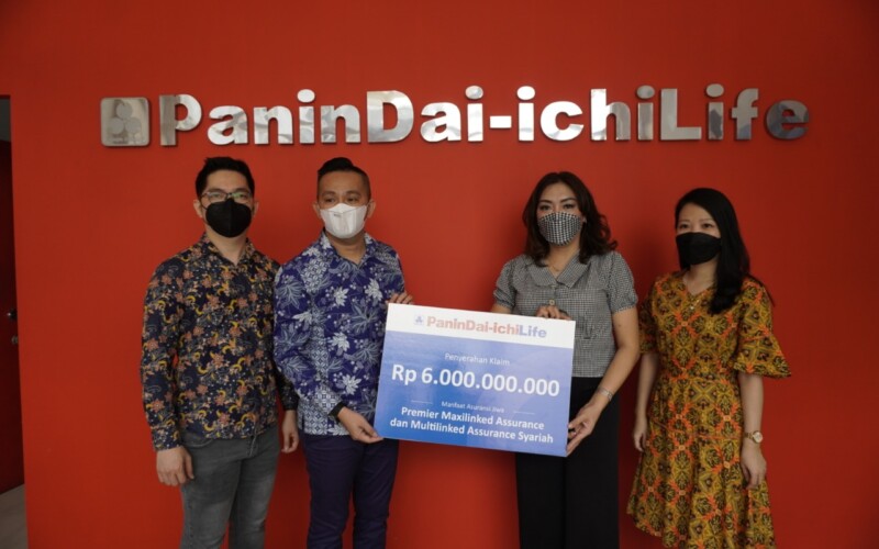 Business Development Director PT Panin Dai-ichi Life, Andika (kedua kiri), didampingi President Agency Manager, Siswanto (kiri), dan Senior Agency Manager, Vivi Kosasih (kanan), membayarkan klaim tutup usia kepada ahli waris nasabah dengan total nilai pertanggungan Rp6 miliar di Medan, Sumatera Utara, Jumat, 11 Maret 2022.