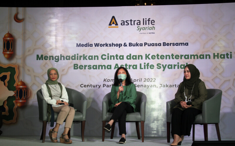 Presiden Direktur Astra Life, Windawati Tjahjadi (Tengah) bersama Head of Syariah Astra Life, Widyaningsih (kiri) dan Learning & Development Astra Life, Cindy F Santoso (kanan) menjadi pembicara pada acara workshop literasi asuransi jiwa syariah yang diadakan Asuransi Astra Life, di Jakarta, Kamis, 14 April 2022.