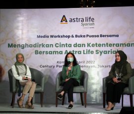 Presiden Direktur Astra Life, Windawati Tjahjadi (Tengah) bersama Head of Syariah Astra Life, Widyaningsih (kiri) dan Learning & Development Astra Life, Cindy F Santoso (kanan) menjadi pembicara pada acara workshop literasi asuransi jiwa syariah yang diadakan Asuransi Astra Life, di Jakarta, Kamis, 14 April 2022.