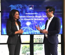 Presiden Direktur AXA Financial Indonesia, Niharika Yadav (kiri) berbincang dengan Chief Financial Officer AXA Financial Indonesia, Bukit Raharjo usai menyampaikan paparan kinerja, di Jakarta, Rabu, 13 April 2022.