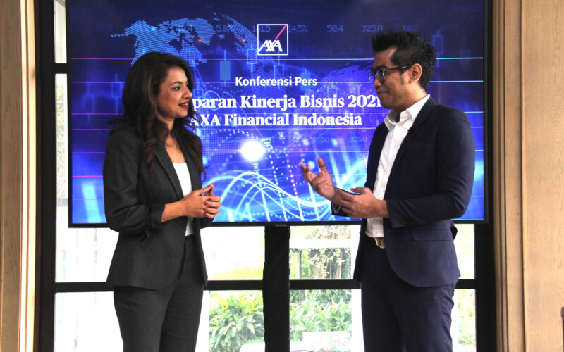 Presiden Direktur AXA Financial Indonesia, Niharika Yadav (kiri) berbincang dengan Chief Financial Officer AXA Financial Indonesia, Bukit Raharjo usai menyampaikan paparan kinerja, di Jakarta, Rabu, 13 April 2022.