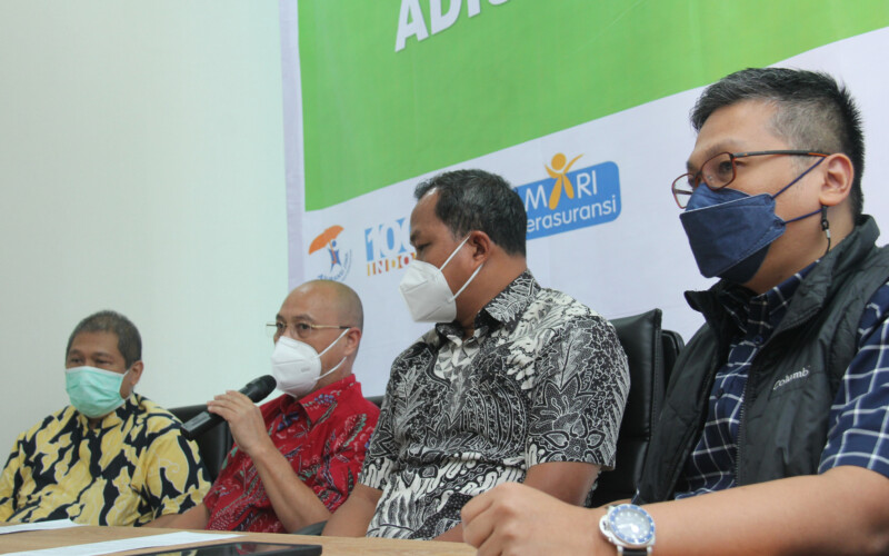 Presiden Direktur Wanaartha Life Adi Yulistanto (tengah), didampingi Direksi Wanaartha Life lainnya bersama dengan tim konsultan memberikan keterangan pers seputar upaya Wanaartha Life untuk melakukan upaya penyehatan keuangan di Jakarta, Jum’at, 22 April 2022.