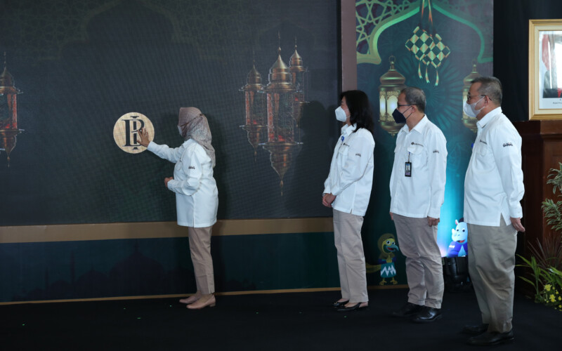Deputi Gubernur BI, Aida S Budiman (kiri) meluncurkan Serambi Rupiah 2022 pada acara Kick Off : Serambi Rupaih Ramadhan, di Jakarta, Senin, 4 April 2022.