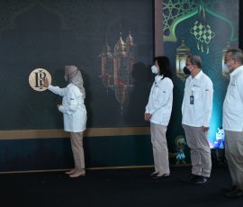 Deputi Gubernur BI, Aida S Budiman (kiri) meluncurkan Serambi Rupiah 2022 pada acara Kick Off : Serambi Rupaih Ramadhan, di Jakarta, Senin, 4 April 2022.