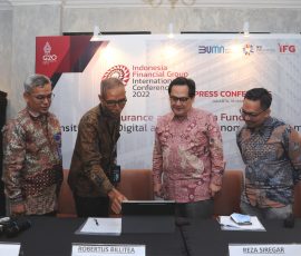 Direktur Utama IFG, Robertus Billitea (dua dari kiri) didamping Sekretaris Perusahaan IFG, Beko Setiawan (kiri) berbincang dengan Senior Executive Vice President (SEVP) IFG Progress, Reza Siregar (dua dari kanan) dan Senior Research Associate IFG Progress, Ibrahim Kholilul Rohman (kanan) pada acara jumpa pers IFG International Conference 2022 yang akan digelar pada 30-31 Mei 2022 di Jakarta dengan tema “Insurance and Pension Fund: Transiting into digital and Green Economy Ecosystem”.