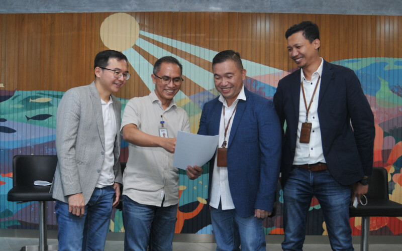 (kiri-kanan) Direktur Keuangan BRI Life Lim Chet Ming, Direktur Utama BRI Life Iwan Pasila, Direktur Operasional BRI Life Yosie William Iroth, dan I Dewa Gede Agung selaku Pejabat Eksekutif Bidang Legal, Kepatuhan & SDM BRI Life, berbincang usai memberikan keterangan pers tentang pencapaian kinerja perusahaan di Jakarta, Rabu, 25 Mei 2022.