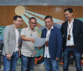 (kiri-kanan) Direktur Keuangan BRI Life Lim Chet Ming, Direktur Utama BRI Life Iwan Pasila, Direktur Operasional BRI Life Yosie William Iroth, dan I Dewa Gede Agung selaku Pejabat Eksekutif Bidang Legal, Kepatuhan & SDM BRI Life, berbincang usai memberikan keterangan pers tentang pencapaian kinerja perusahaan di Jakarta, Rabu, 25 Mei 2022.