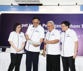 (kiri-kanan), Komisaris Tugu Insurance, Amelia Kurniawan, Presiden Komisaris Tugu Insurance, Koeshartanto, Presiden Direktur Tugu Insurance, Indra Baruna, dan Direktur Keuangan & Layanan Korporat Tugu Insurance, Emil Hakim, berbincang sebelum Rapat Umum Pemegang Saham Tahunan (RUPST) perseroan di Jakarta, Selasa, 17 Mei 2022.