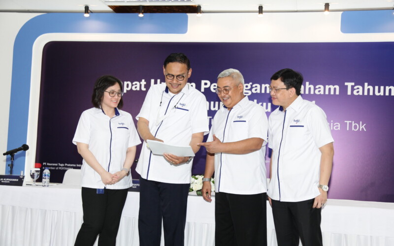 (kiri-kanan), Komisaris Tugu Insurance, Amelia Kurniawan, Presiden Komisaris Tugu Insurance, Koeshartanto, Presiden Direktur Tugu Insurance, Indra Baruna, dan Direktur Keuangan & Layanan Korporat Tugu Insurance, Emil Hakim, berbincang sebelum Rapat Umum Pemegang Saham Tahunan (RUPST) perseroan di Jakarta, Selasa, 17 Mei 2022.