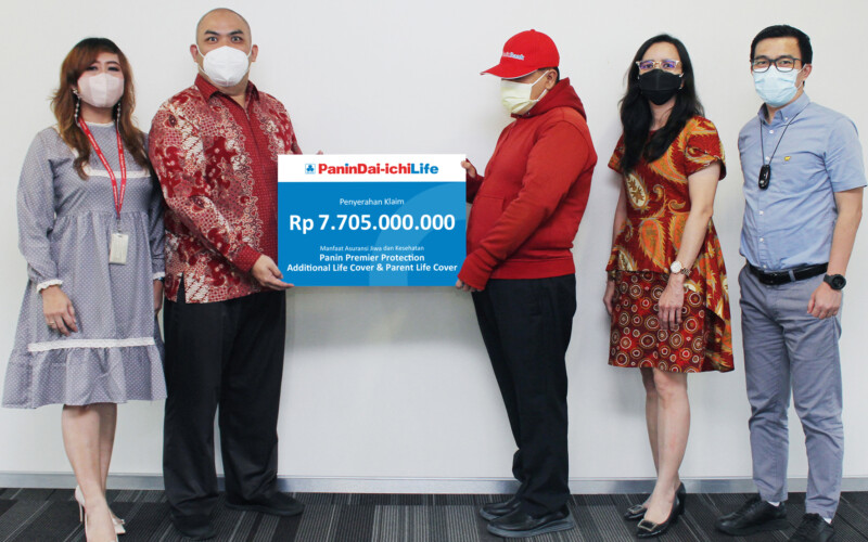Head of Sales Panin Dai-ichi Life, Sutrisno Ho (kedua kiri) didampingi Weatlh Relationship Manager KCU Balikpapan, Indah Widyastuti (kiri), menyerahkan klaim dengan total nilai lebih dari Rp7,7 miliar kepada ahli waris nasabah, didampingi Branch Manager KCU Balikpapan, Hennitta Mursalim (kedua kanan) dan Commercial Banking Manager KCU Balikpapan, Teofilus Candra (kanan) di Balikpapan, Kalimantan Timur, Senin, 23 Mei 2022.