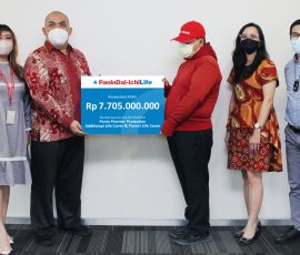 Head of Sales Panin Dai-ichi Life, Sutrisno Ho (kedua kiri) didampingi Weatlh Relationship Manager KCU Balikpapan, Indah Widyastuti (kiri), menyerahkan klaim dengan total nilai lebih dari Rp7,7 miliar kepada ahli waris nasabah, didampingi Branch Manager KCU Balikpapan, Hennitta Mursalim (kedua kanan) dan Commercial Banking Manager KCU Balikpapan, Teofilus Candra (kanan) di Balikpapan, Kalimantan Timur, Senin, 23 Mei 2022.