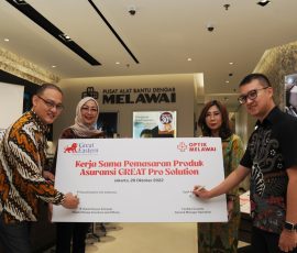 Dari kiri, Head of Group Insurance and Affinity Great Estern Life Indonesia R Daniel Herjun Putranto Head of Group Insurance and Affinity Sales Great Estern Life indonesia R Wiena Cahyaningsih, Head of Corporate and Insurance Business Optik Melawai Endung Irmawati dan General Manager Operation Optik Melawai Fandika Susanto bersiap melakukan penandatangan kerjasama pemasaran pemasaran produk Asuransi GREAT Pro Solution, di Jakarta, Kamis (20/10/22).