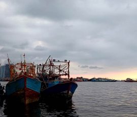 Kapal nelayan pencari cumi sandar di pelabuhan Muara Baru, Jakarta-Utara, Kamis, 10 April 2025, setelah dua minggu berlayar mencari cumi. Pelayaran mencari cumi dilakukan pada malam hari. | Foto: Media Asuransi/Arief Wahyudi