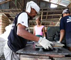 Industri rumahan Pengrajin Genting. | Foto Arief Wahyudi