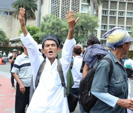 Sekelompok massa melakukan aksi demo menolak hasil Pemilu Presiden 2024, di dekat patung kuda, Jakarta Pusat, Senin, 22 April 2024. | Foto: Media Asuransi/Arief Wahyudi