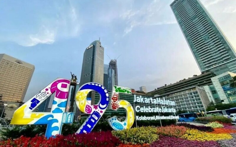 Dekorasi berupa logo Jakarta Hajatan 495 dan peletakan bunga warna-warni di pinggir kolam Bundaran HI di persiapkan untuk memeriahkan HUT ke-495 Kota Jakarta.