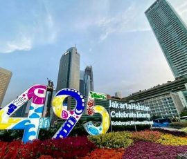 Dekorasi berupa logo Jakarta Hajatan 495 dan peletakan bunga warna-warni di pinggir kolam Bundaran HI di persiapkan untuk memeriahkan HUT ke-495 Kota Jakarta.