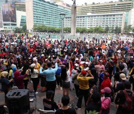 Polisi duta wisata Jakarta, menyajikan hiburan kepada warga DKI yang sedang menikmati suasana car free day, Minggu pagi, 26 Mei 2024, di Bundaran Hotel Indonesia (HI).