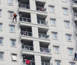 Pekerja dengan Risiko Tinggi
Pekerja sedang melakukan perawatan pembersihan kaca apartement di daerah Kemayoran, Jakarta Pusat, Selasa, 18 Juni 2024. Petugas pembersih kaca gedung / apartemen adalah pekerja dengan risiko tinggi yang seharusnya wajib di cover oleh asuransi. | Foto: Media Asuransi/Arief Wahyudi