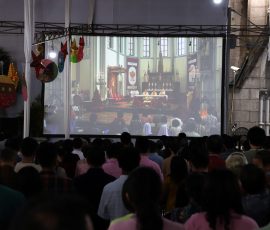 Umat kristiani mengikuti ibadah natal dengan penuh khidmat di Gereja Katedral, Jakarta. Walaupun hanya bisa mengikuti ibadah dari luar gedung utama, umat kristiani tetap menjalankan ibadah dengan penuh ke khusuyuan. | Foto: Media Asuransi/Arief Wahyudi