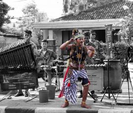 Saat kesempatan seniman jalanan untuk tampil dalam sebuah panggung atau pertunjukan resmi tidak memungkinkan, mereka bisa tetap menyalurkannya di tempat umum, bahkan di jalan sekalipun. | Foto: Arief Wahyudi